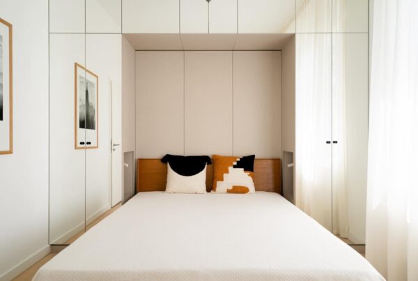 Cozy bedroom. Przytulna sypialnia może być również funkcjonalna. Zabudowa nie tylko stanowi miejsce do przechowywania, ale też dodaje wnętrzu charakteru. Project: Takkstudio.berlin interior design Photo: Nate Cook Photography